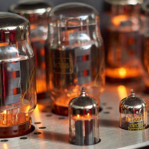 Лампов усилвател Synthesis Action A100 Titan Synthesis Action A100 Titan осигурява минимум 2х100 вата изходна мощност от 8броя KT66 в Ultra-Linear (UL) - push/pull режим.